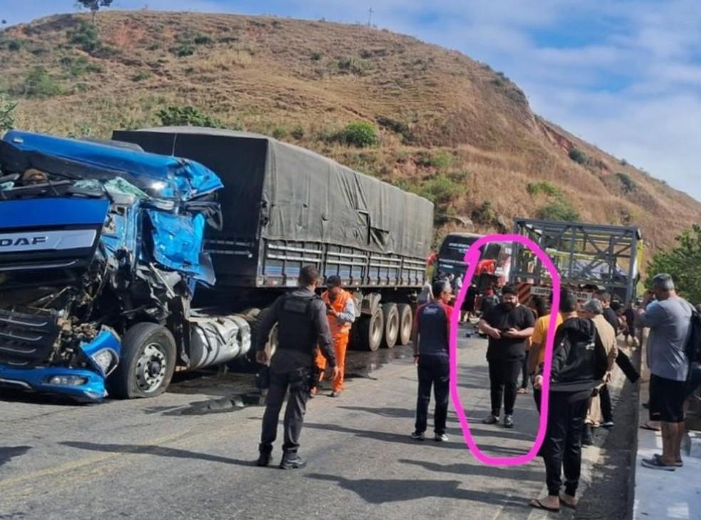 Cantor Csar Menotti aparece fora de nibus aps veculo se envolver em acidente em rodovia de Minas Foto Reproduo
