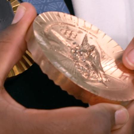 A judoca Bia Souza mostrando no Mais Voc suas medalhas das Olimpadas de Paris descascando