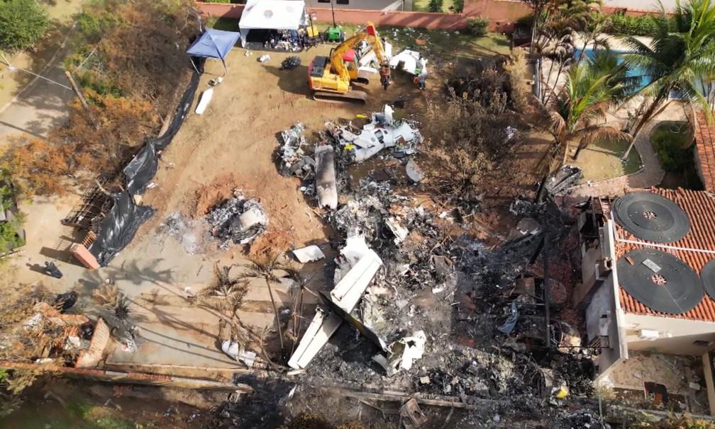 Imagem area mostra trabalho nesta quarta-feira 14 nos destroos do avio da Voepass que caiu em Vinhedo SP e matou as 62 pessoas a bordo na ltima sexta 9 Foto ReproduoEPTV