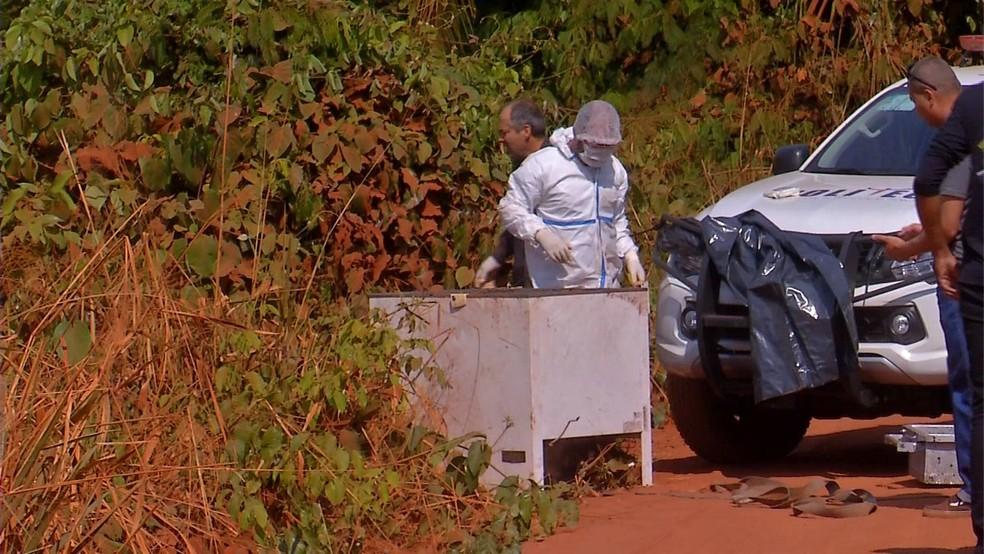 Corpo da vtima estava dentro de um freezer jogado s margens de estrada Foto Doni VilanovaTVCA