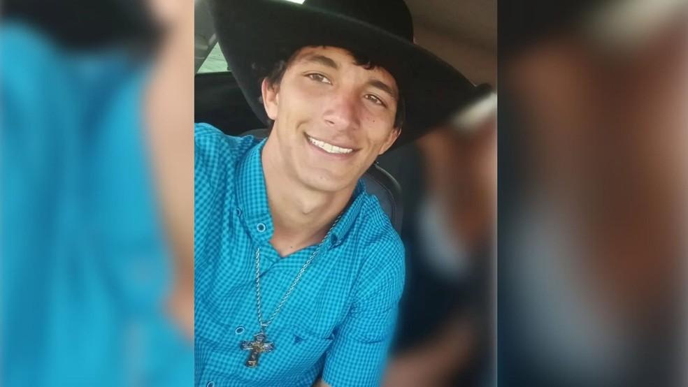 Peo morre pisoteado por touro em Guapiau SP Foto Reproduo Rede Social