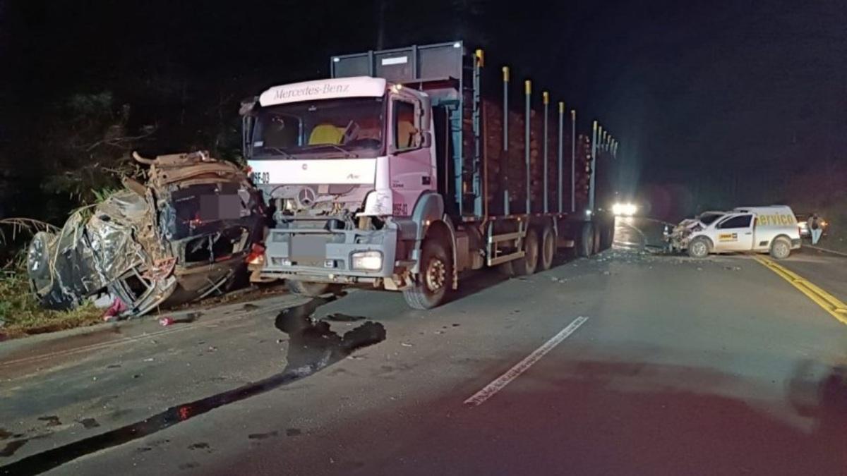 Duas mulheres morreram em um acidente envolvendo dois carros e um caminho na PR-340 entre Tibagi e Telmaco Borba nos Campos Gerais do Paran na noite de tera-feira 27 Alm das vtimas fatais uma criana sofreu ferimentos moderados e precisou ser internada em um hospital