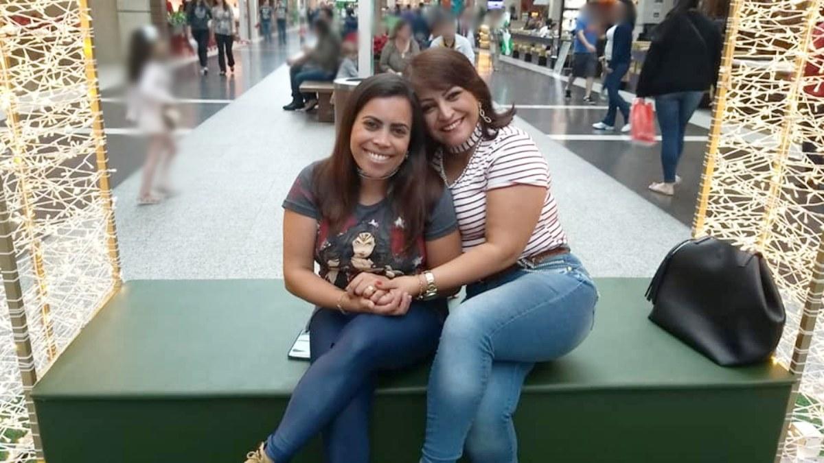Duas mulheres morreram em um acidente envolvendo dois carros e um caminho na PR-340 entre Tibagi e Telmaco Borba nos Campos Gerais do Paran na noite de tera-feira 27 Alm das vtimas fatais uma criana sofreu ferimentos moderados e precisou ser internada em um hospital