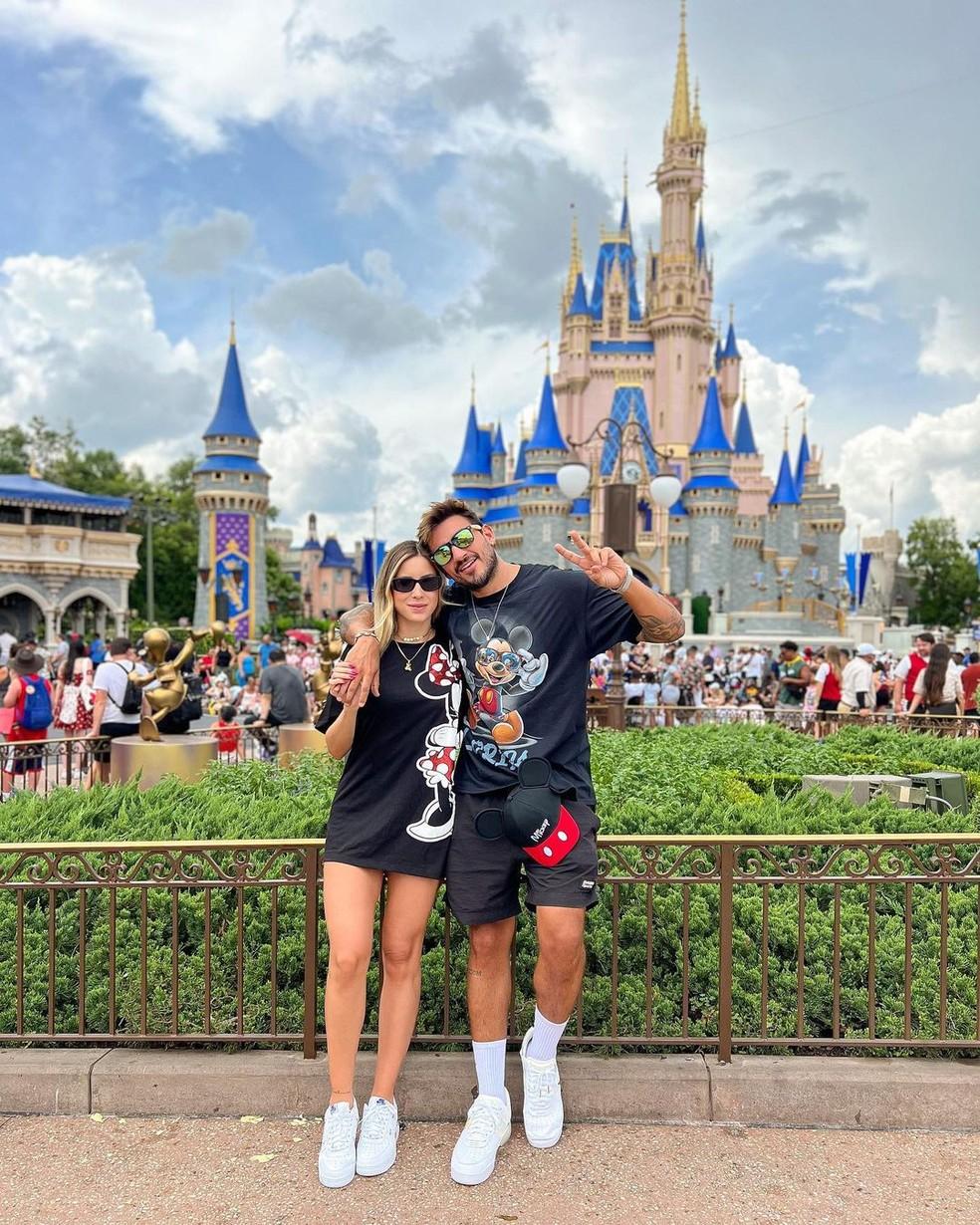 Gui Napolitano e a namorada Ana Laura Biegas na Disney em 2023 Foto ReproduoInstagram