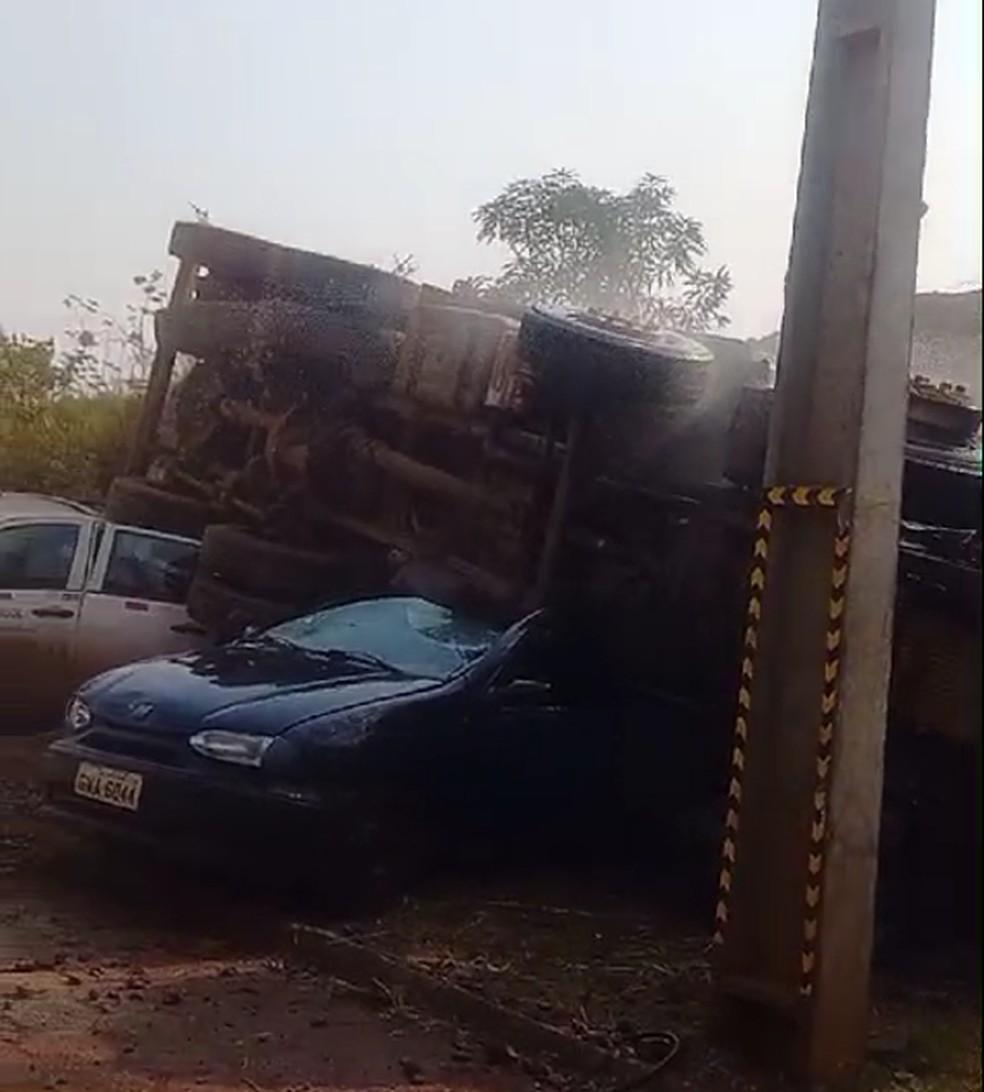 O veculo caiu em cima de dois carros mas no houve vtimas alm do condutor do caminho que teve escoriaes pelo corpo Foto Reproduo Redes Sociais