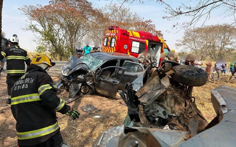 Acidente em entre dois carros em Anicuns Foto DivulgaoCorpo de Bombeiros