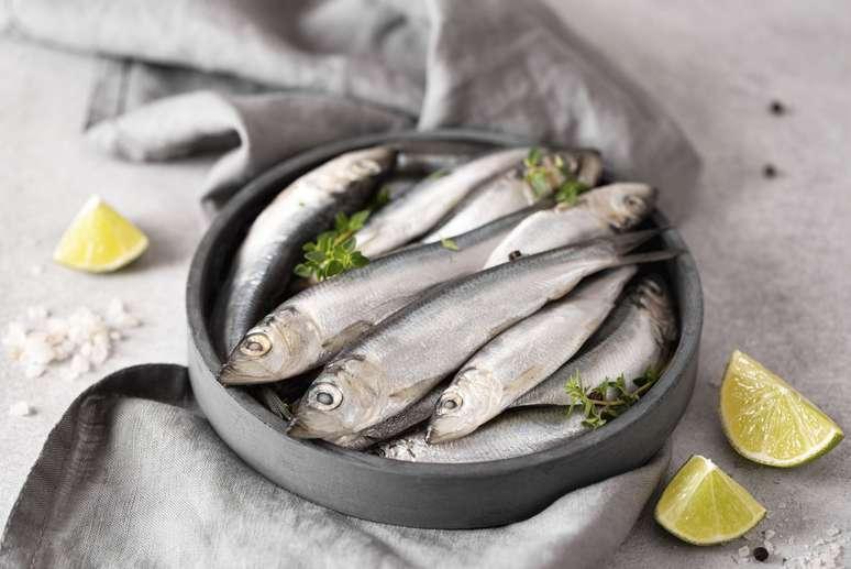Sardinhas grandes frescas com limo especiarias e sal marinho
