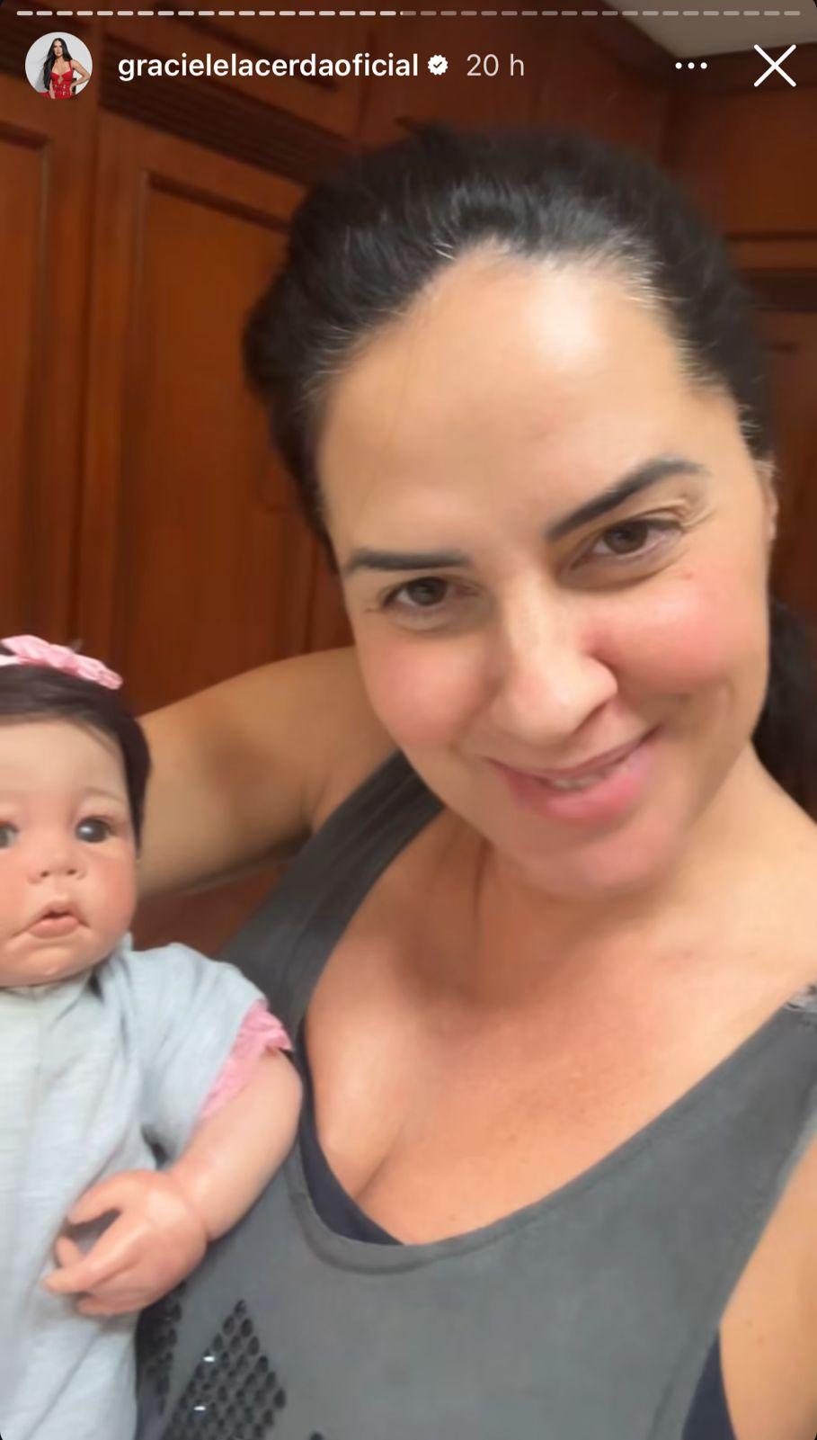 Graciele Lacerda mostra boneca que simula como ser filha com Zez di Camargo - ReproduoInstagram