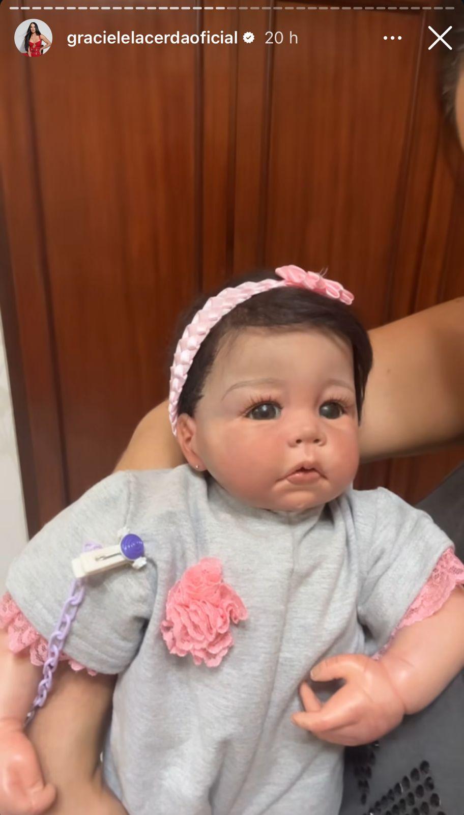 Graciele Lacerda mostra boneca que simula como ser filha com Zez di Camargo - ReproduoInstagram
