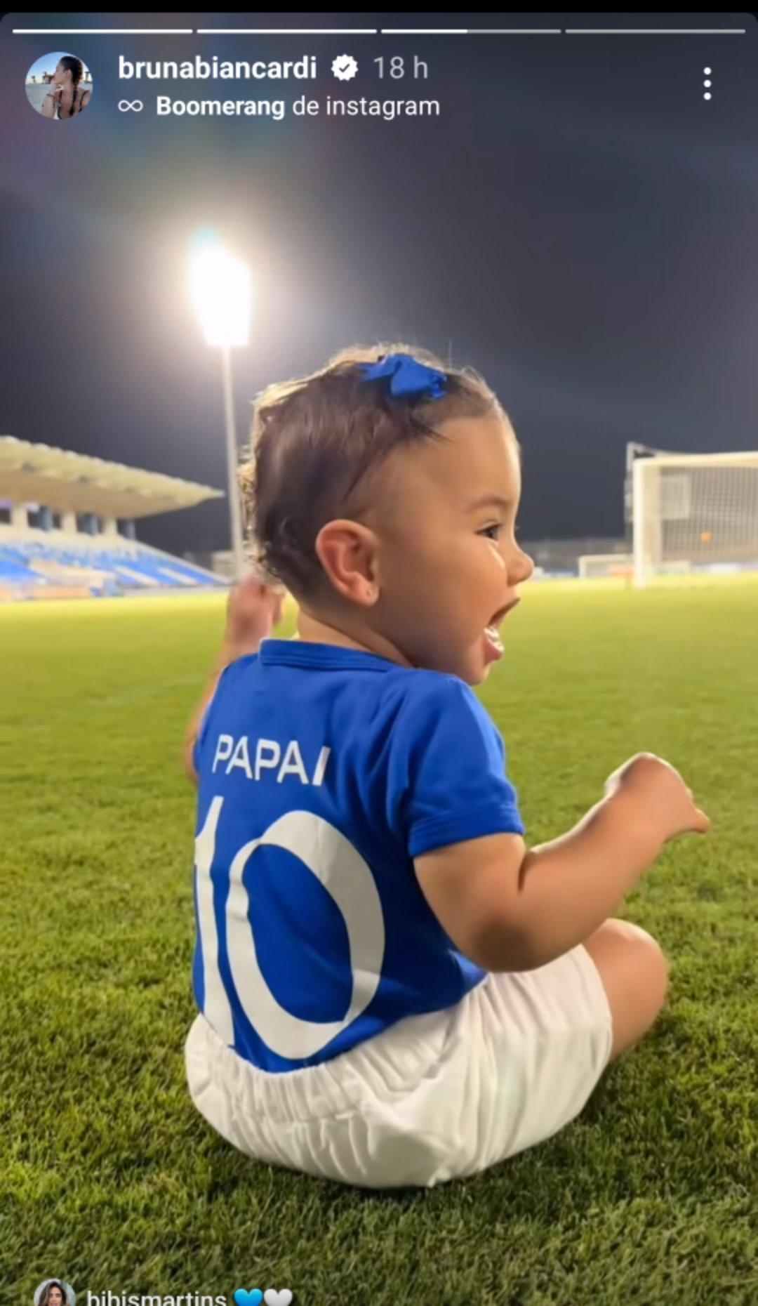 Mavie usa camiseta homenageando Neymar Jr