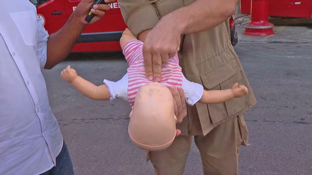 Utilize dois dedos para comprimir duas vezes a linha entre os mamilos esse movimento se assemelha a uma massagem torcica Foto ReproduoTV Globo