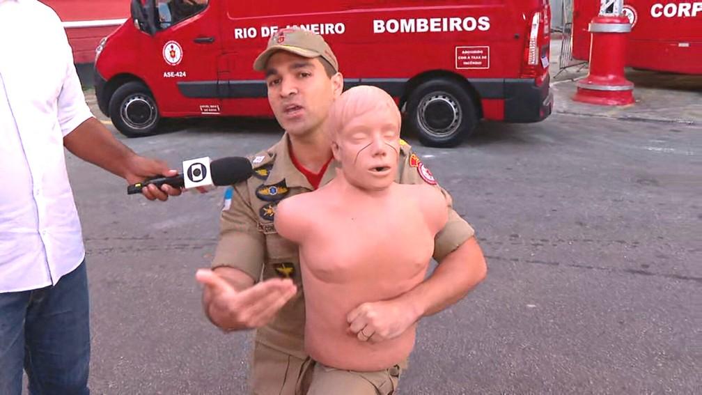 Fique atrs da criana abraando-a em torno do abdmen importante ficar na mesma altura da criana pode ser que voc tenha que ficar de joelhos Foto ReproduoTV Globo