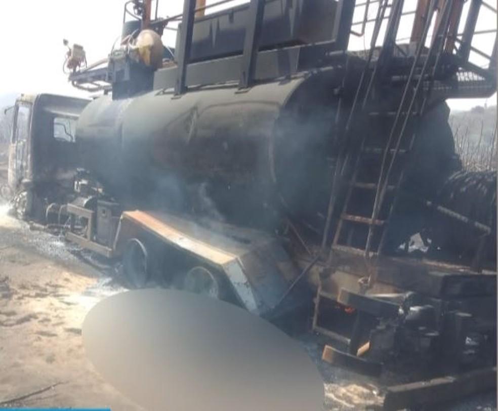 Caminho-pipa fica destrudo aps pegar fogo em Corumbata Foto JC Rio Claro