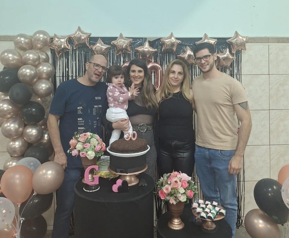 Marco ao lado da famlia Foto Arquivo pessoal