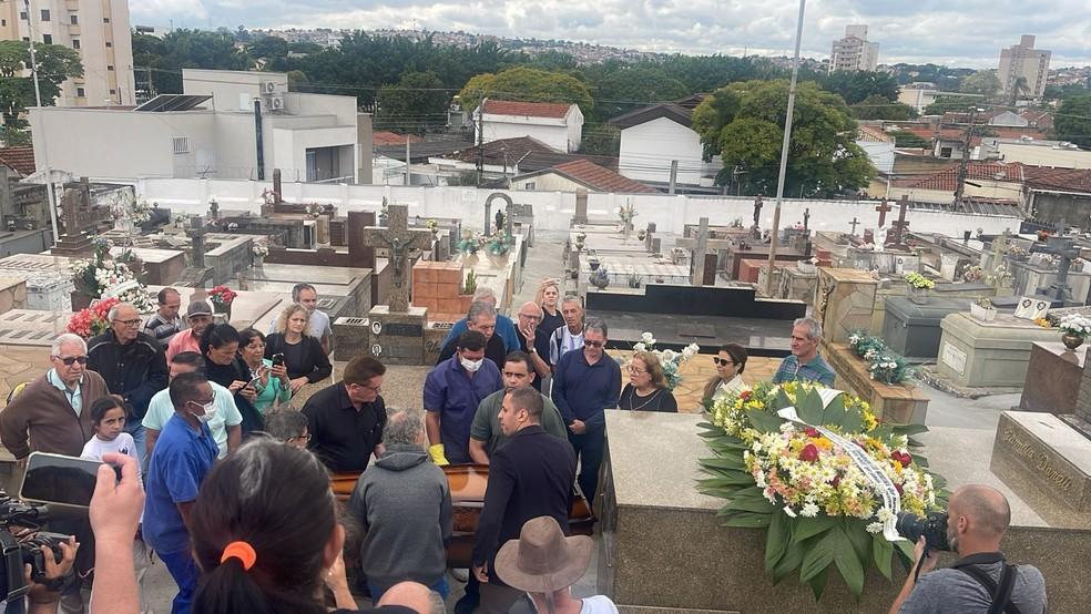 Corpo do jornalista Cid Moreira sepultado em Taubat Foto Juliana SeverTV Vanguarda