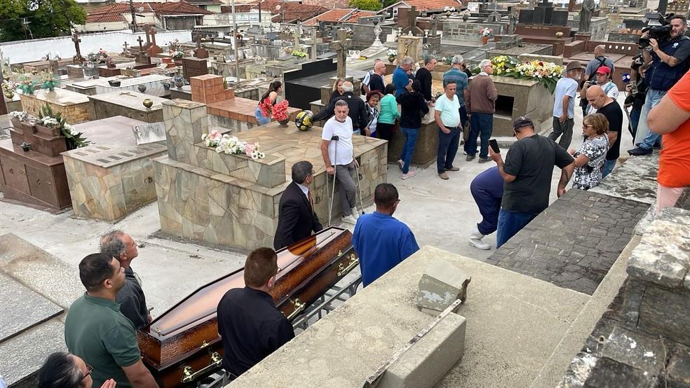Corpo do jornalista Cid Moreira sepultado em Taubat Foto Pedro MeloTV Vanguarda