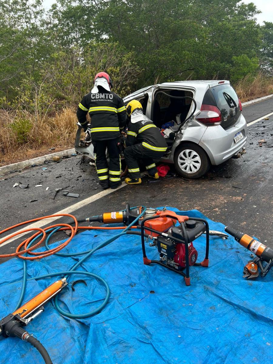Bombeiros trabalhando no resgate do corpo da vtima do Fiat Mobi 