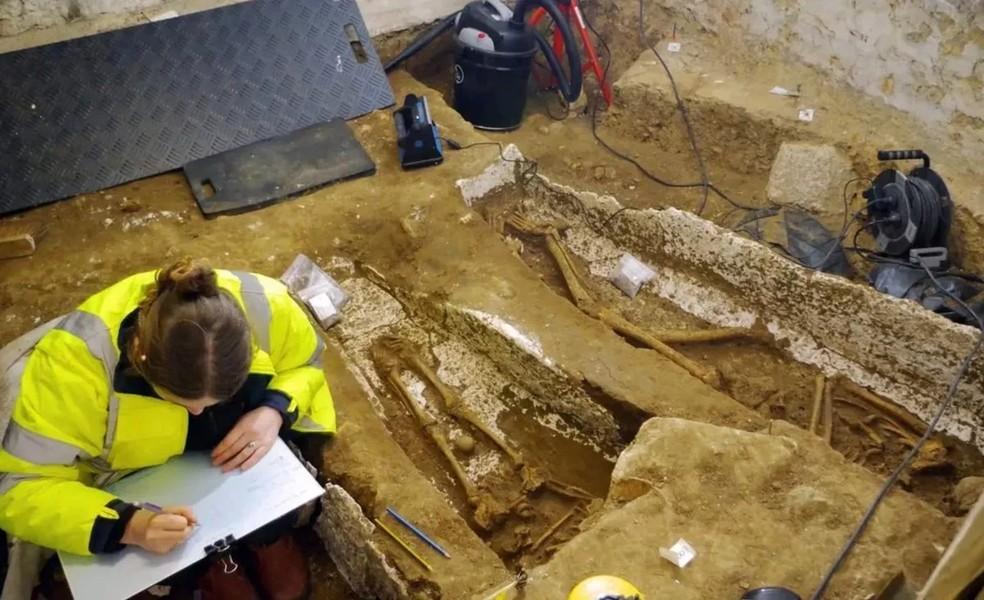 Image: https://mulherinteressante.com/wp-content/uploads/2024/10/postiimg-671289cc0987b2486.jpg Algumas das sepulturas datam do perodo romano Foto Archeodunum Divulgao