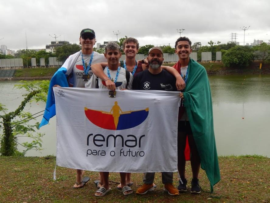 Atletas Henri Fontoura Joo Kerchiner Joo Milgarejo e Samuel Lopes juntos de Oguener Tissot Coordenador tcnico do projeto pelotense