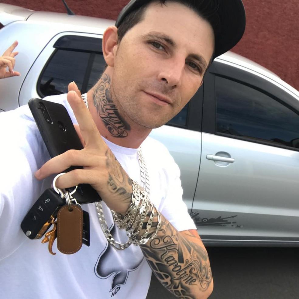 Carro dirigido por Rodrigo Escoton de 37 anos foi atingido por uma rvore em Itapira SP Foto ReproduoFacebook