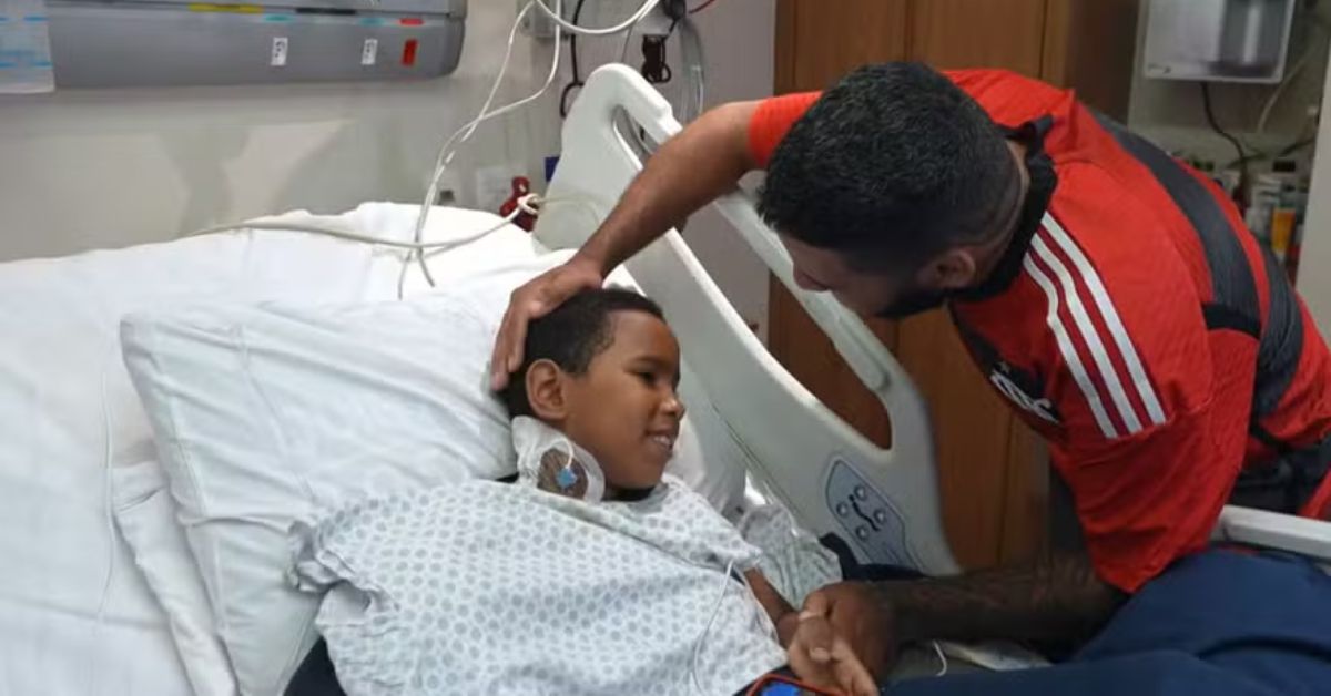 Menino de 8 anos que teve braço reimplantado após acidente de ônibus deixa o Hospital