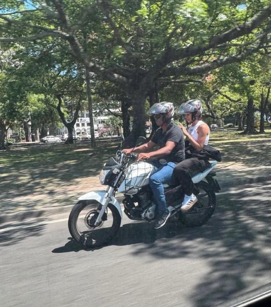 Anitta anda de mototxi no Rio