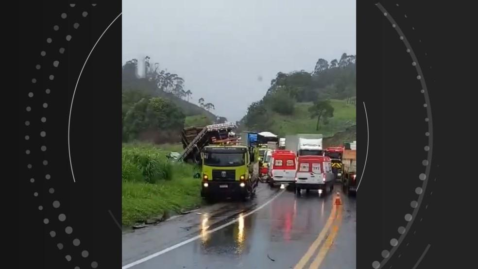 Acidente com morte envolvendo trs veculos interdita a BR-101 no Esprito Santo Foto Redes sociais
