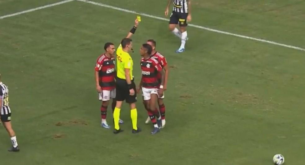 Segundo as investigaes Bruno Henrique forou uma falta para carto no jogo contra o Santos h 1 ano vlido pelo Brasileiro de 2023 a fim de manipular o mercado de apostas Foto Reproduo TV Globo