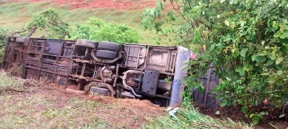 nibus com passageiros tomba na MGC-267 entre Caxambu e Conceio do Rio Verde MG Foto Reproduo Redes sociais