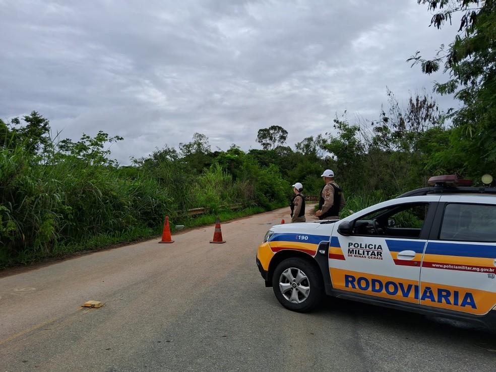 Polcia Militar Rodoviria faz isolamento da ponte Foto Larissa BernardesTV Globo