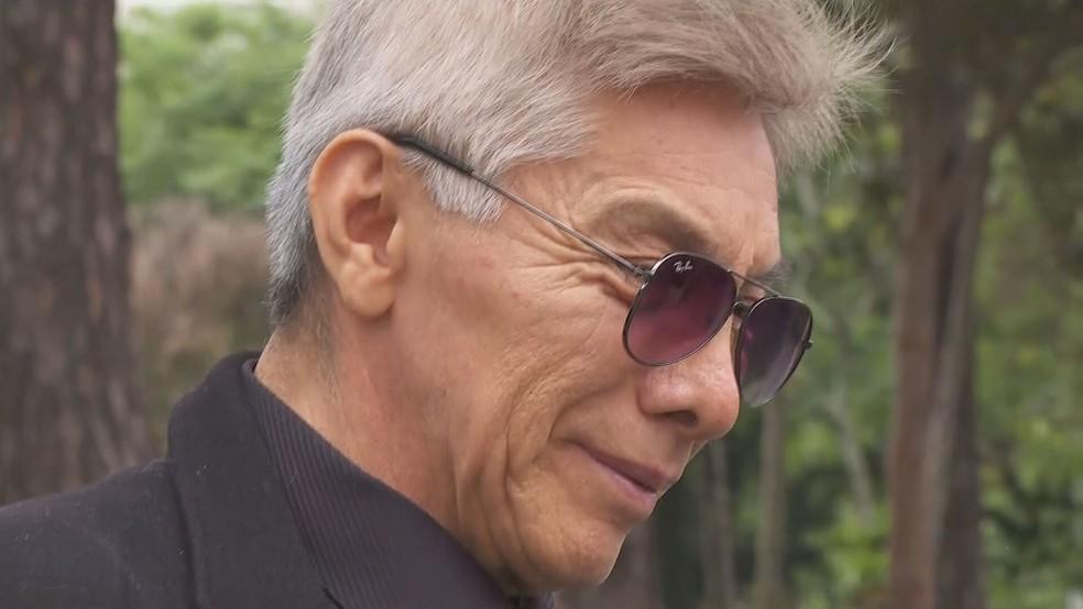 Pai de Marco Aurlio chega emocionado ao enterro do filho Foto ReproduoTV Globo