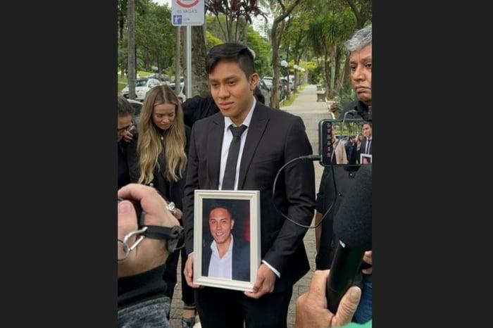 Velrio do estudante de medicina Marco Aurlio Cardenas Acosta de 22 anos morto pela PM - na imagem o irmo Frank - Metrpoles