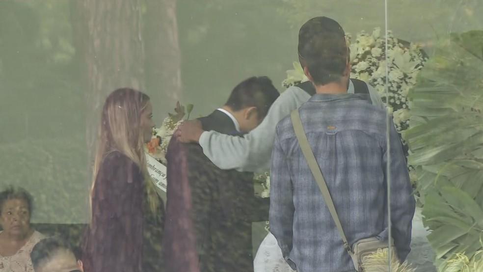 Irmo de Marco Aurlio emocionado no velrio do estudante Foto ReproduoTV Globo