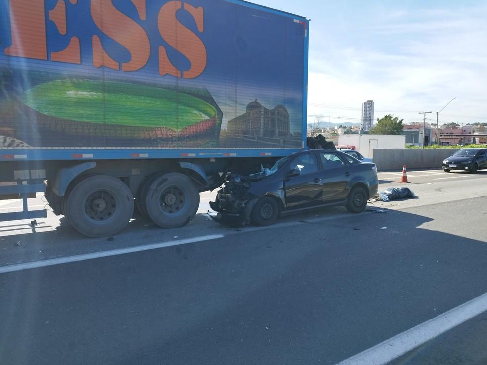 Homem morre em acidente entre carro e caminho na rodovia Ferno Dias em Atibaia Foto Lucas RangelTV Vanguarda