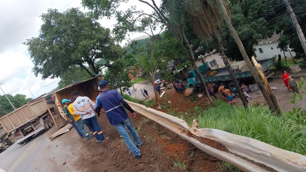 Caminho com areia e pedra tomba no DF Segundo bombeiros condutor ficou preso nas ferragens Foto reproduo