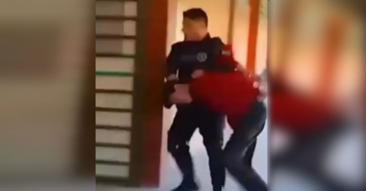 Jovem invade escola e ataca professora com arma branca