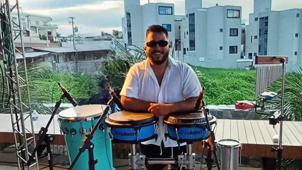 Lucas Gomes tocava como percussionista em uma banda de sertanejo Foto Reproduo Redes socias