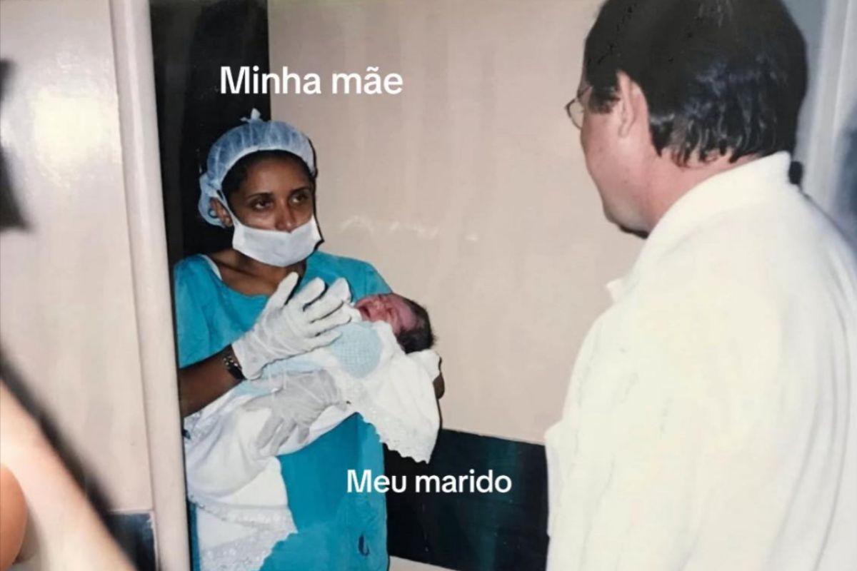 Foto colorida de uma enfermeira segurando um beb no colo - Metrpoles