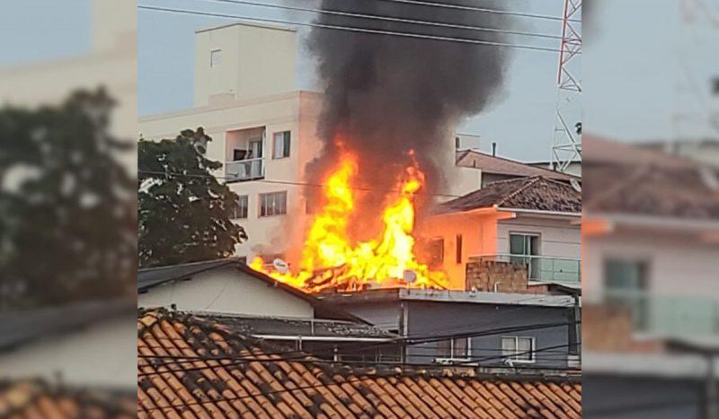 Image: https://mulherinteressante.com/wp-content/uploads/2024/12/postiimg-6750a02c6fbb86124.jpg Incndio no bairro Flor de Npolis em So Jos