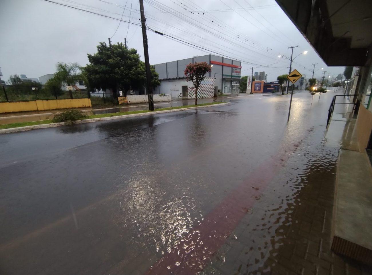 Cidade registrou pontos de alagamentos neste sbado - CoredecXanxerReproduo ND