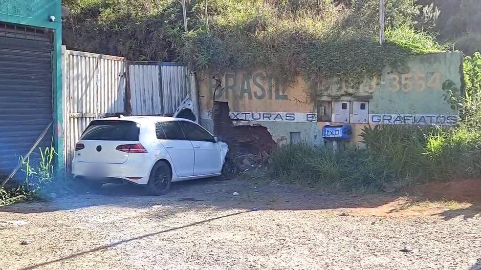 Duas pessoas morrem e quatro ficam feridas aps carro bater contra muro em Poos de Caldas MG Foto Marcos Corra