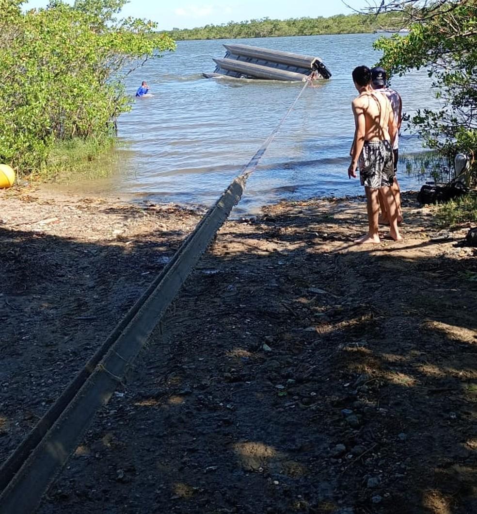 Catamar vira em praia de So Francisco do Sul e beb se afoga Foto CBMSCDivulgao