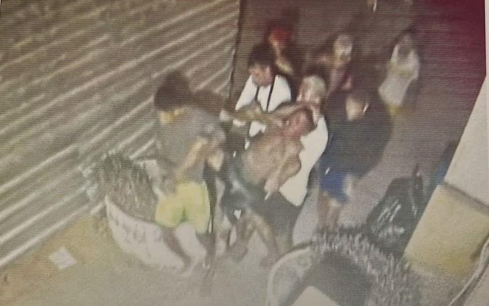 Turista desaparecido em Jericoacoara visto por imagem de cmera sendo imobilizado por vrios homens Foto Reproduo