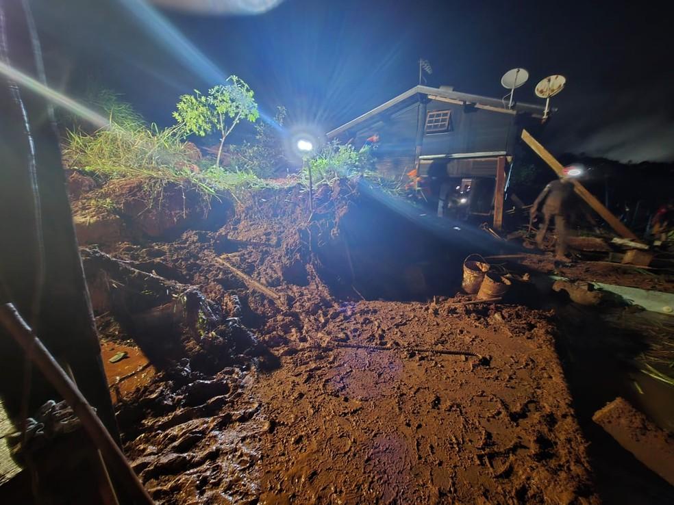 Defesa Civil faz buscas por quatro pessoas que foram soterradas aps deslizamento de terra atingir casa em Taubat SP Foto DivulgaoCorpo de Bombeiros