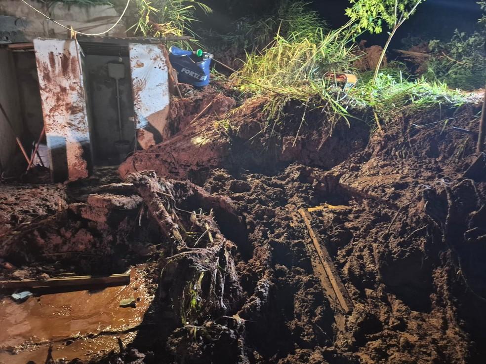 Defesa Civil faz buscas por quatro pessoas que foram soterradas aps deslizamento de terra atingir casa em Taubat SP Foto DivulgaoCorpo de Bombeiros