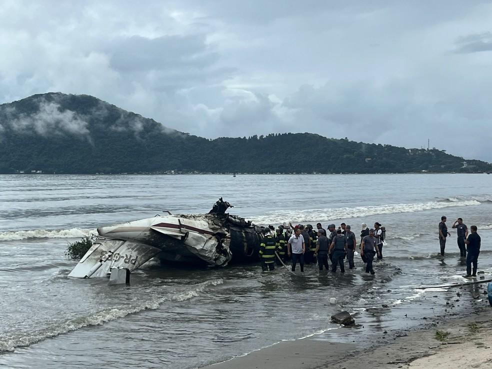Avio de pequeno porte sofre acidente em Ubatuba no Litoral Norte de SP Foto Joo MotaTV Vanguarda