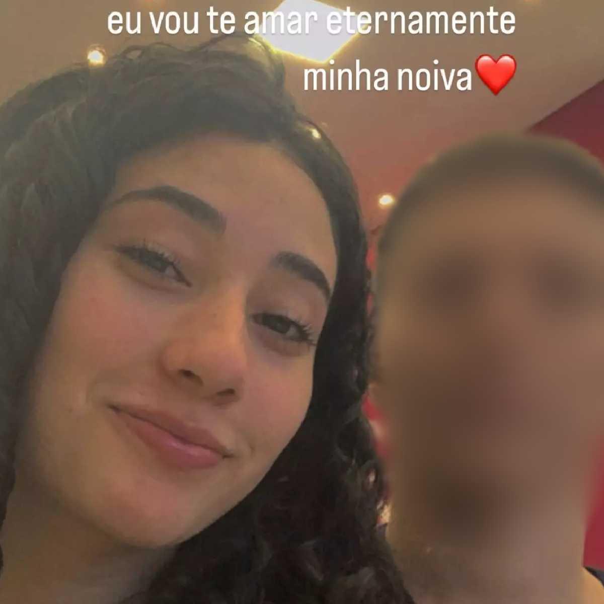 Uma jovem de 18 anos que morreu aps ser atropelada por uma carreta em Rolndia no norte do Paran foi sepultada vestida de noiva na manh desta quinta-feira 9 dia em que iria se casar Amanda Cristina dos Santos faleceu na quarta-feira 8 depois de sofrer um acidente na avenida Getlio Vargas o trecho urbano da BR-369