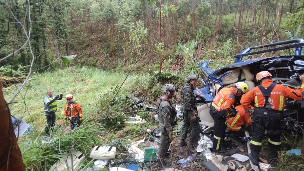 Bombeiros e Defesa Civil chegam ao local da queda do helicptero em Caieiras na Grande So Paulo Foto DivulgaoBombeirosDefesa Civil