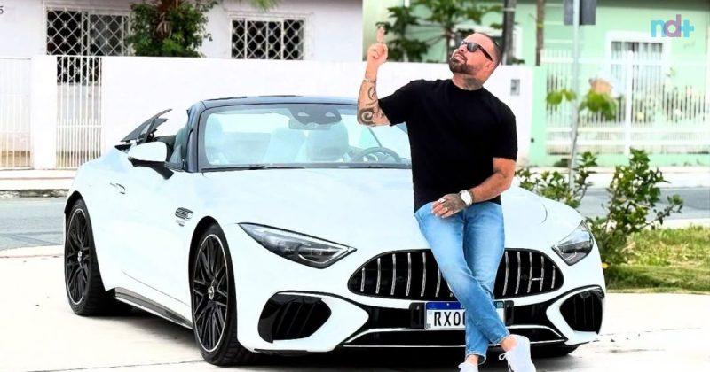 Imagem de Ricardo Godi apoiado em um carro de luxo