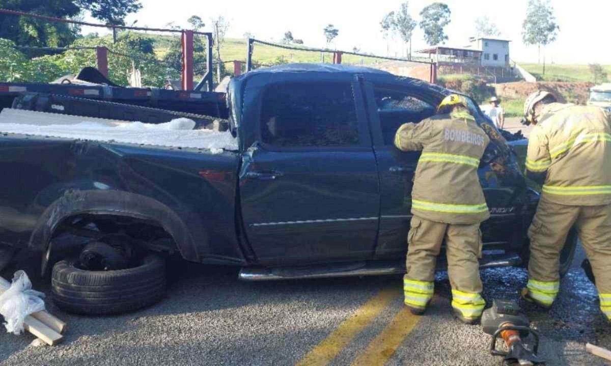 Equipe do Corpo de Bombeiros encontrou o corpo de dois homens presos s ferragens enquanto um terceiro homem foi arremessado do veculo - crdito CBMMG